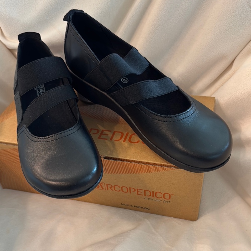 Arcopedico Betsy Black Flats with Elastic Strap Size 40.   NWT